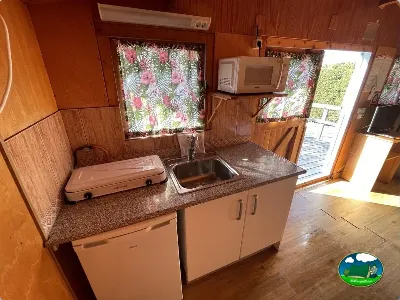 Mobil-home con cocina equipada y acceso a terraza del Camping Cabopino, Marbella (Málaga)