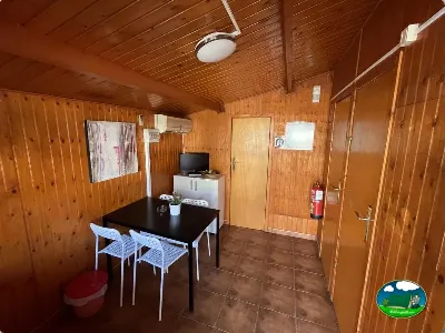 Interior mobil-home con zona de estar y mesa del Camping Cabopino, Marbella (Málaga)