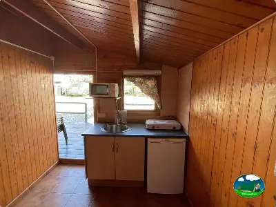 Interior mobil-home con cocina y salida a terraza del Camping Cabopino, Marbella (Málaga)