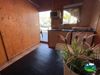 Mobil-home interior con cocina y salida a terraza del Camping Cabopino, Marbella (Málaga)