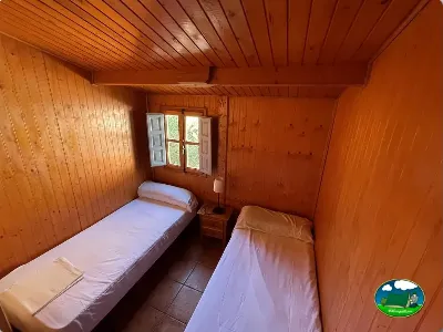 Cabaña interior con dos camas individuales del Camping Cabopino, Marbella (Málaga)
