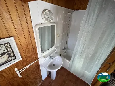 Cuarto de baño en mobil-home con ducha del Camping Cabopino, Marbella (Málaga)