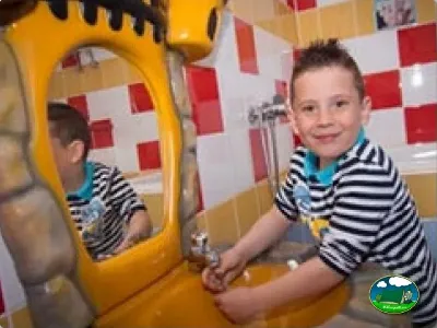 Parque infantil juego interior del Camping Cabopino, Marbella (Málaga)