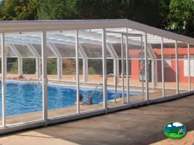 Piscina climatizada cubierta del Camping Cabopino, Marbella (Málaga)