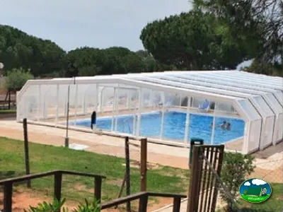 Piscina climatizada cubierta con vistas a la montaña del Camping Cabopino, Marbella (Málaga)