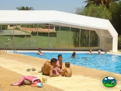 Piscina climatizada con familias bañándose del Camping Cabopino, Marbella (Málaga)