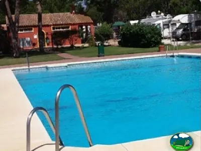 Piscina con vistas a bungalow y mobil-home del Camping Cabopino, Marbella (Málaga)