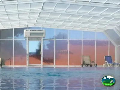 Piscina climatizada cubierta con vistas a la montaña del Camping Cabopino, Marbella (Málaga)