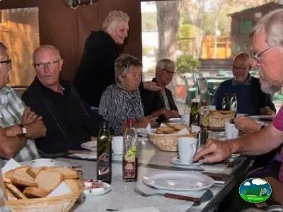 Restaurante, comida de grupo en terraza del Camping Cabopino, Marbella (Málaga)