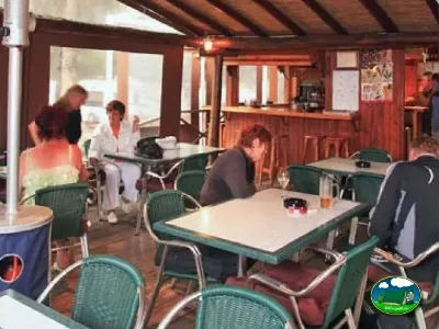 Restaurante bar interior con mesas y sillas del Camping Cabopino, Marbella (Málaga)