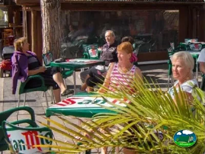 Bar restaurante con terraza y clientes del Camping Cabopino, Marbella (Málaga)