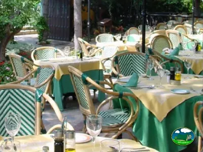 Restaurante con terraza sombreada y vistas al jardín del Camping Cabopino, Marbella (Málaga)