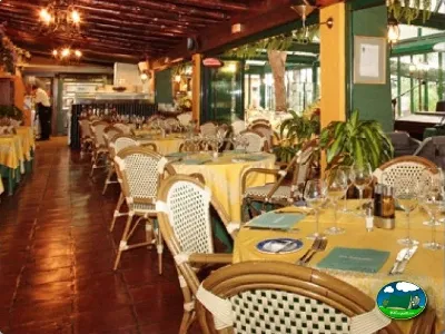 Restaurante interior con mesas y sillas del Camping Cabopino, Marbella (Málaga)
