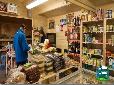 Supermercado interior con productos variados del Camping Cabopino, Marbella (Málaga)