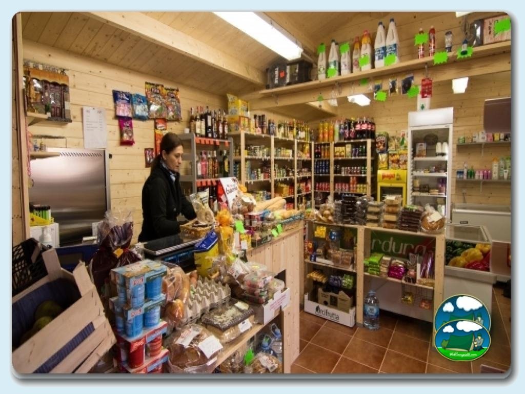 Camping Cabopino foto de Mini-mercado