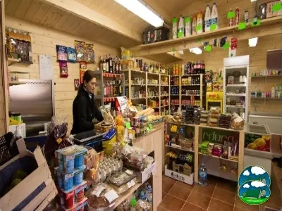 Supermercado interior con productos y estanterías del Camping Cabopino, Marbella (Málaga)