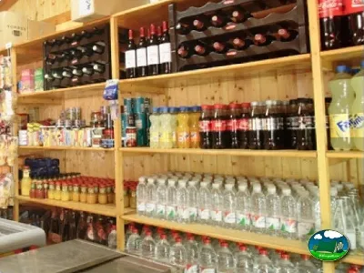 Supermercado, estanterías con bebidas y productos del Camping Cabopino, Marbella (Málaga)