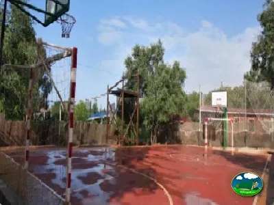 Parque infantil con canastas de baloncesto del Camping Cabopino, Marbella (Málaga)