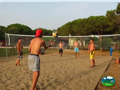 Cancha de voleibol de arena con actividad familiar del Camping Cabopino, Marbella (Málaga)