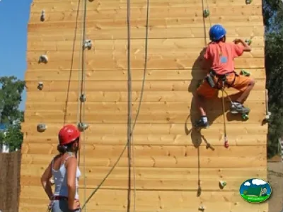 Parque infantil pared escalada del Camping Cabopino, Marbella (Málaga)
