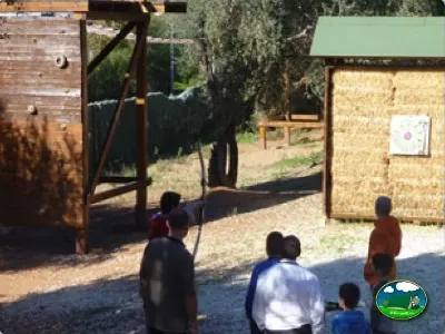 Parque infantil con estructuras de madera del Camping Cabopino, Marbella (Málaga)