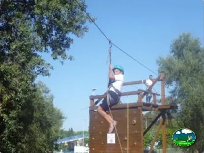 Parque infantil tirolina junto al río del Camping Cabopino, Marbella (Málaga)