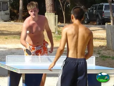 Parque infantil con mesa de ping-pong del Camping Cabopino, Marbella (Málaga)