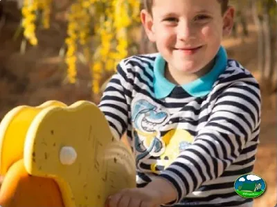 Niño en parque infantil del Camping Cabopino, Marbella (Málaga)
