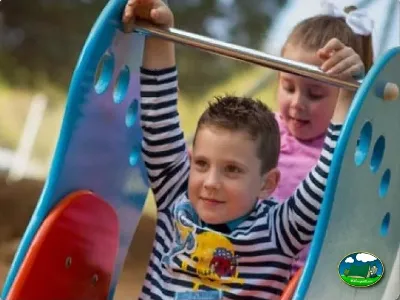 Parque infantil con niños en tobogán del Camping Cabopino, Marbella (Málaga)