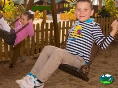 Parque infantil con columpios del Camping Cabopino, Marbella (Málaga)