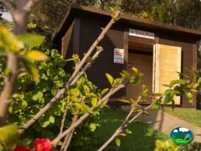 Sauna rodeada de vegetación del Camping Cabopino, Marbella (Málaga)