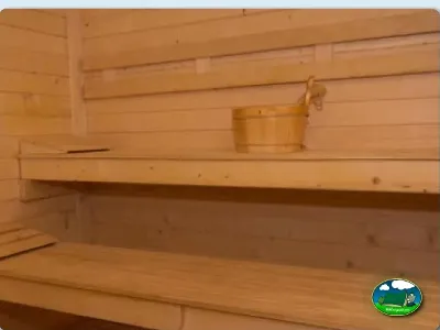 Interior sauna con bancos de madera del Camping Cabopino, Marbella (Málaga)