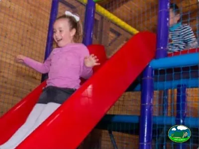 Parque infantil tobogán rojo del Camping Cabopino, Marbella (Málaga)