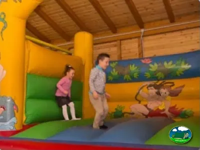 Parque infantil hinchable cubierto del Camping Cabopino, Marbella (Málaga)