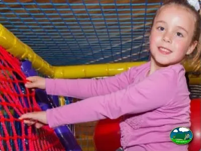 Parque infantil cubierto del Camping Cabopino, Marbella (Málaga)