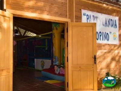 Parque infantil cubierto del Camping Cabopino, Marbella (Málaga)