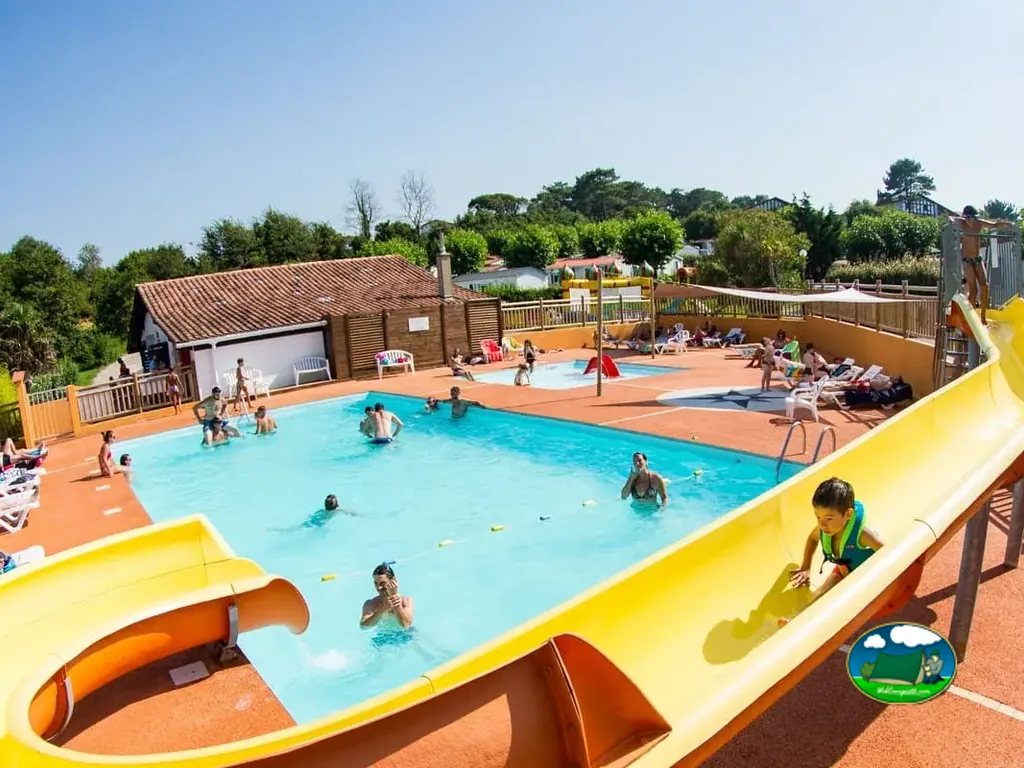 tobogán amarillo junto a piscina
