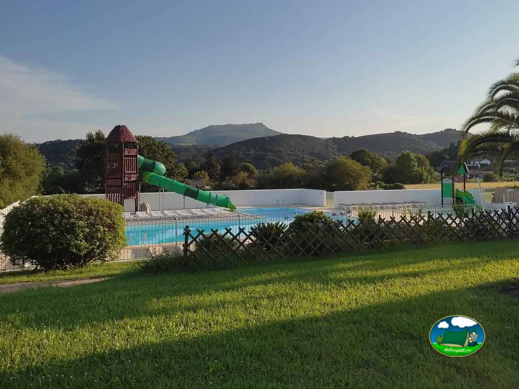 piscina con tobogán verde