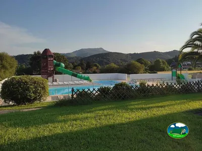 piscina con tobogán verde