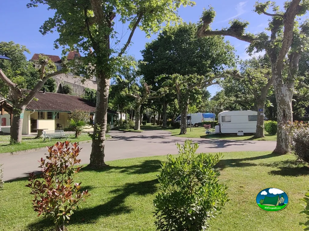 Edificio y jardines de Camping Du Gave, Sauveterre-de-Béarn