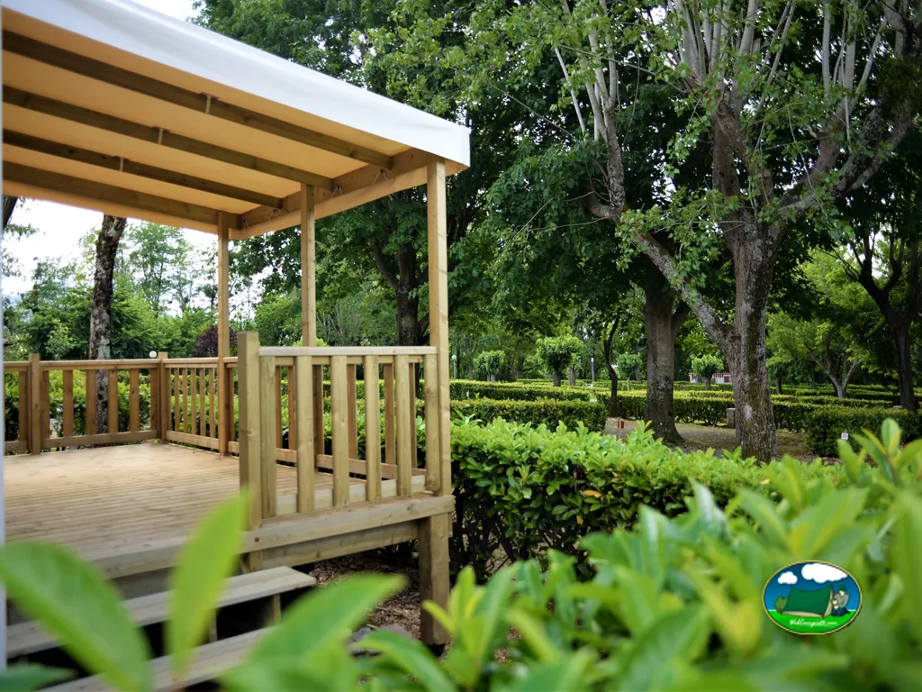 terraza de madera con pérgola