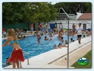 Piscina infantil con animación y muchos niños del Camping Los Jarales, Mijas Costa (Málaga)