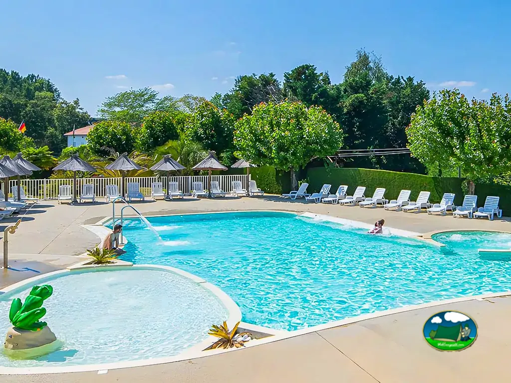 piscina con sombrillas de paja