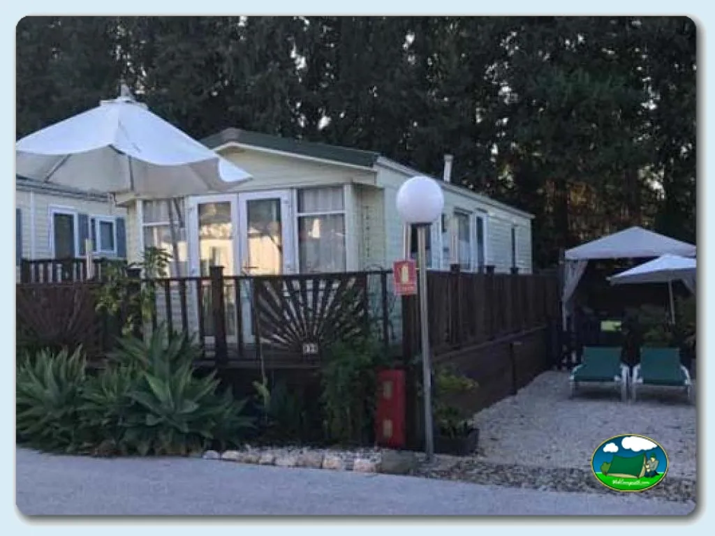 Mobil-home con terraza y sombrilla del Camping Monte Parc, Alhaurín de la Torre (Málaga)