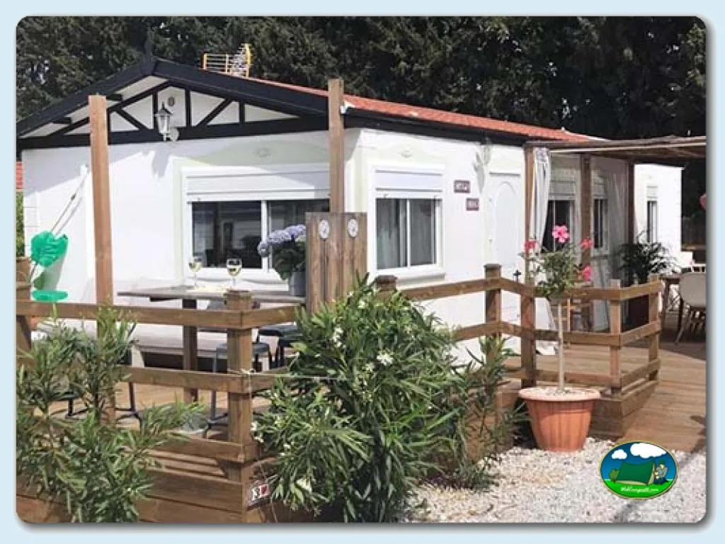 Mobil-home con terraza de madera y jardín del Camping Monte Parc, Alhaurín de la Torre (Málaga)
