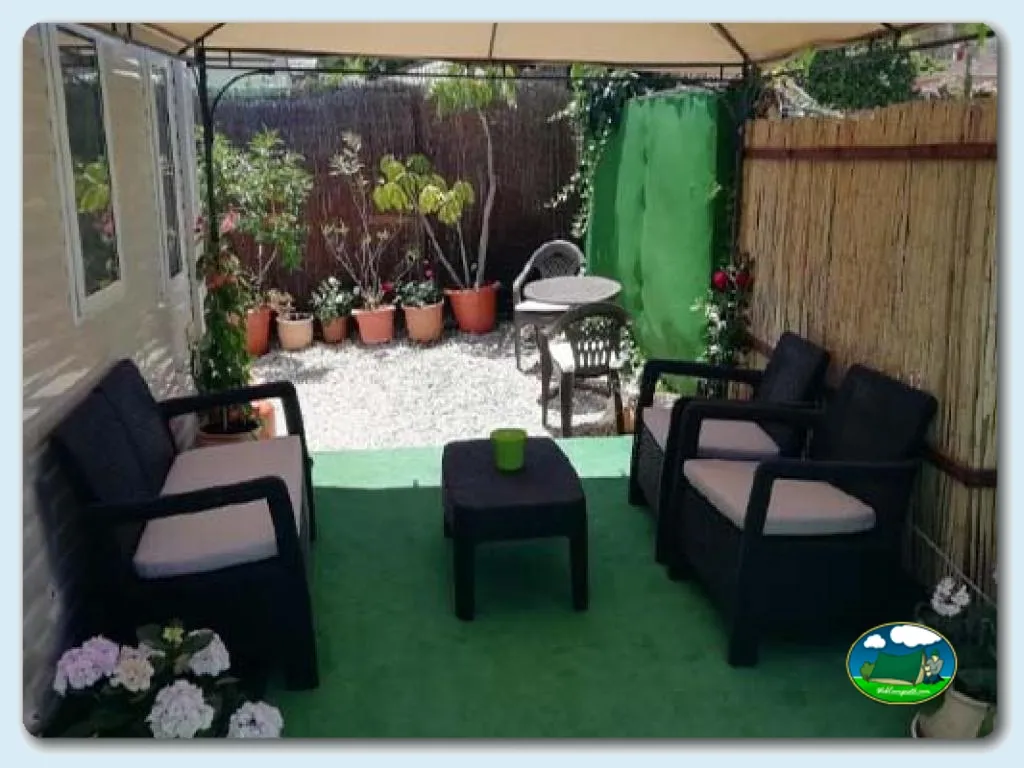 Zona de descanso con mobiliario y plantas del Camping Monte Parc, Alhaurín de la Torre (Málaga)