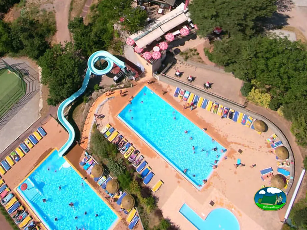 piscinas con tobogán desde arriba