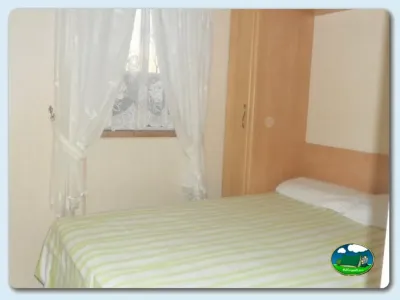 Mobil-home interior dormitorio con ventana del Camping Valle Niza Playa, Benajarafe (Málaga)