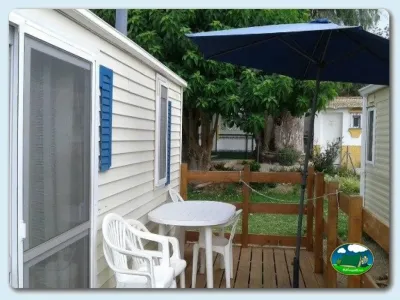 Mobil-home con terraza y sombrilla del Camping Valle Niza Playa, Benajarafe (Málaga)