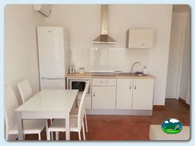 Cocina con comedor equipada del Camping Valle Niza Playa, Benajarafe (Málaga)
